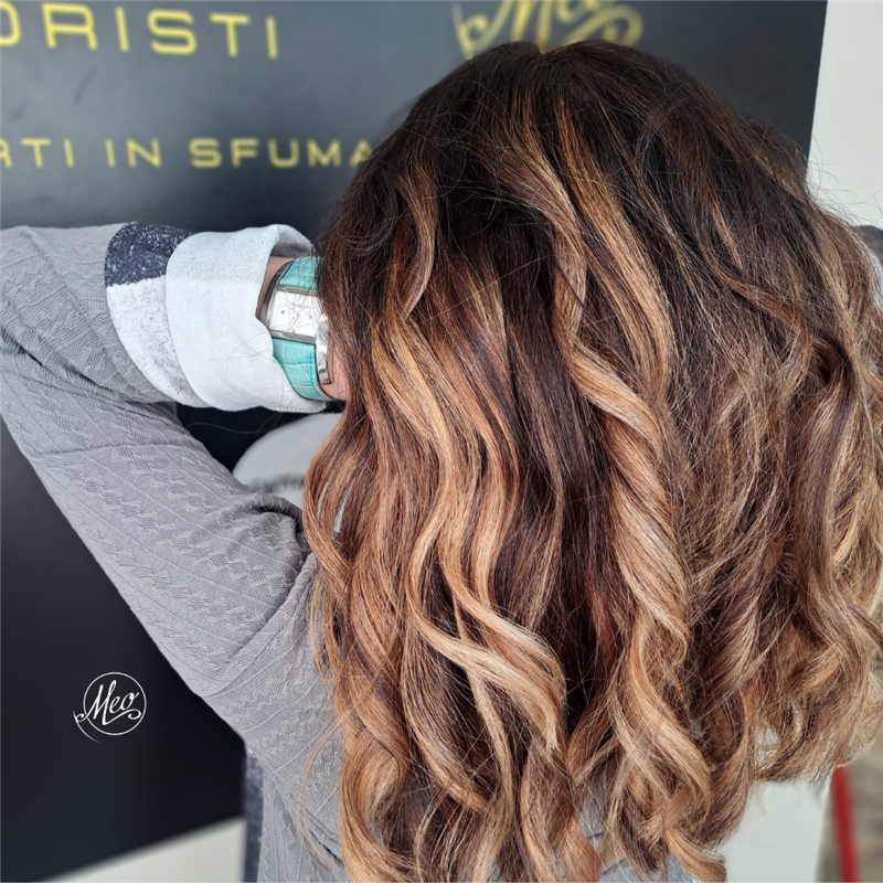 COOKIE BLONDE  [Consulenaza Dedicata-Sfumature Delicate-Toner-Taglio-Piega Luxury.] Illumina le basi castane con riflessi caldi e naturali, donando lucentezza e un tocco di eleganza autentica.