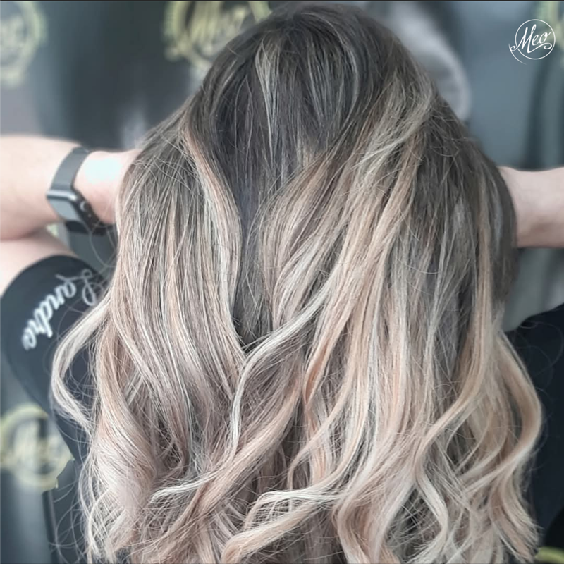 VANILLA BLONDE [Sfumatura luminosa-Toner-Taglio-Piega luxury.] Schiarisce le lunghezze con toni luminosi, creando armonie dolci e raffinate per un effetto solare.