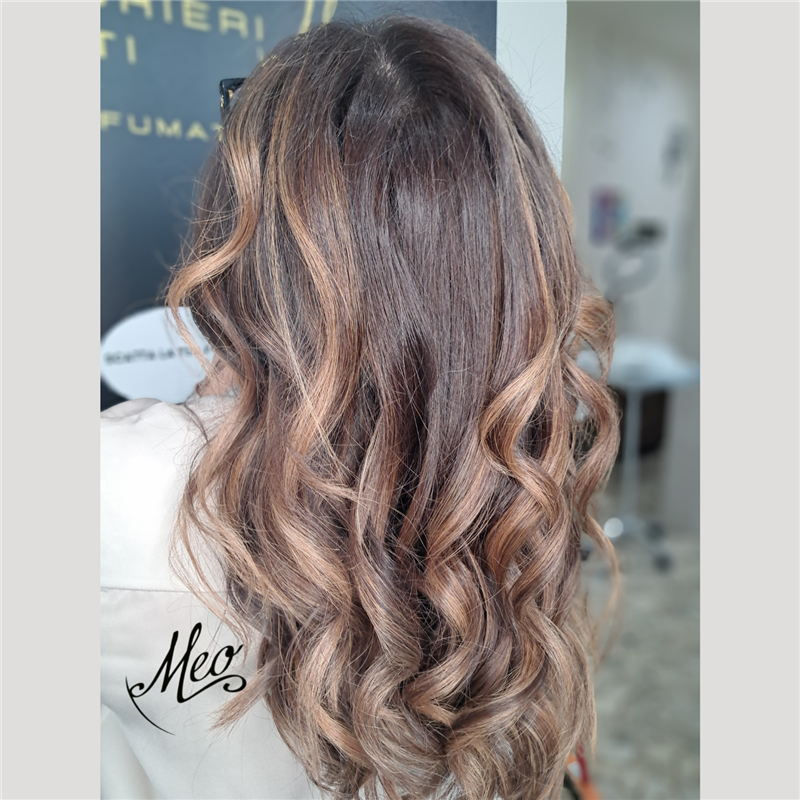 COOKIE LUXE [Sfumatura delicata con taglio e piega luxury.] Illumina le basi castane con riflessi caldi e naturali, donando movimento, lucentezza e un tocco di eleganza autentica.